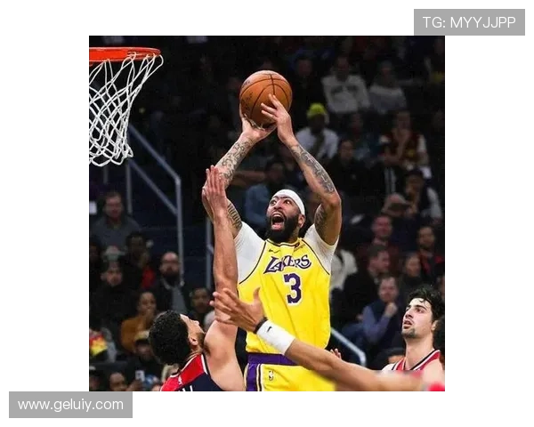 湖人逆转击败勇士 詹姆斯砍下三双展现老将统治力