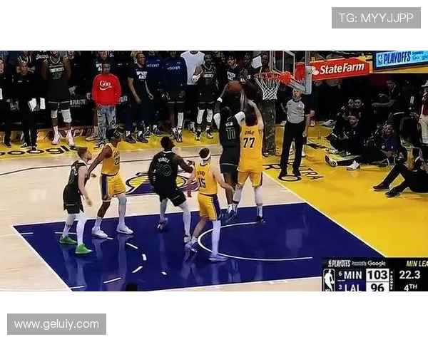 勇士逆转湖人上演激战库里关键三分绝杀引爆全场球迷狂欢时刻现场