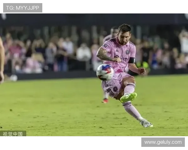 国际足坛风云再起 梅西加盟迈阿密国际球队引发热议