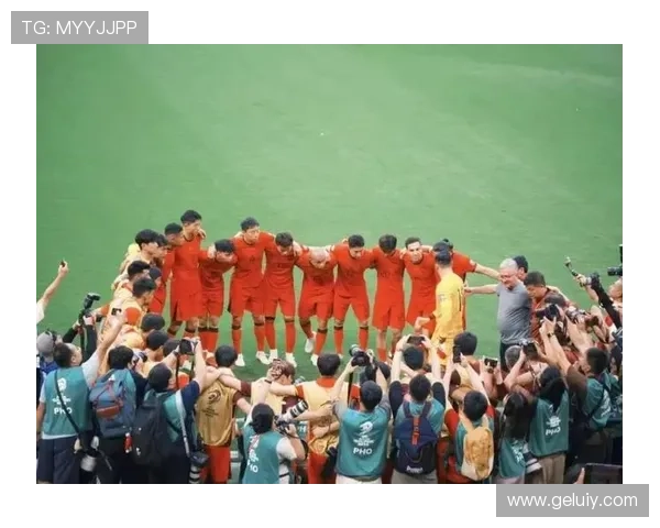 国足鏖战决胜之夜全队奋力拼搏掀起全国球迷无限激情澎湃浪潮盛宴