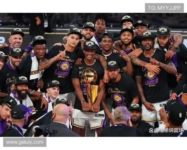 湖人队宣布全新阵容调整 詹姆斯与戴维斯领衔新赛季目标冲击总冠军