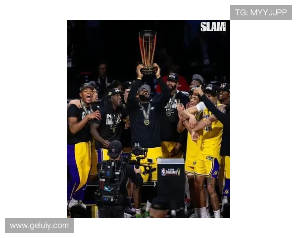 詹姆斯领衔湖人力争总冠军 季前赛表现引发球迷热议