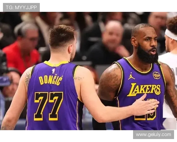 詹姆斯领衔湖人逆转取胜 西部格局因关键一战再起波澜引发季后赛悬念